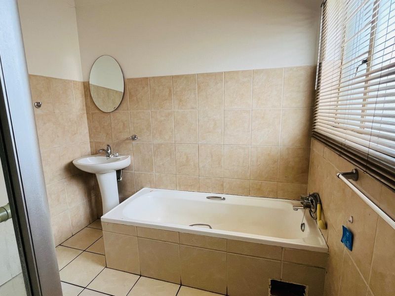 Lock up and go apartment in estate! - Photo 8