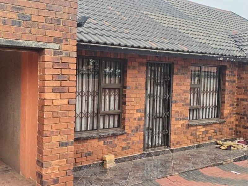 Beatiful Well Kept Home In Protea Glen EXT 11 With 2 Outside Rooms!!! - Photo 6