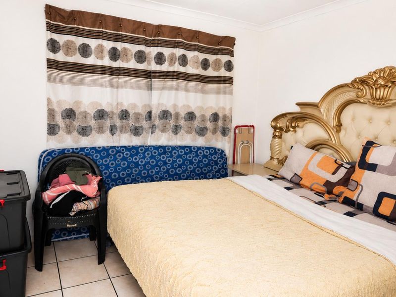 2-Bedroom First Floor Flat in Secure Gated Complex - Photo 6