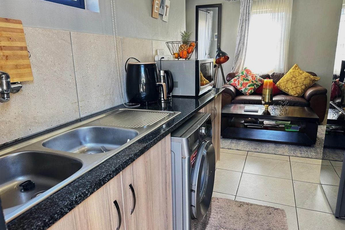 COZY 3 BED IN LEOPARD'S REST ESTATE.. - Photo 4