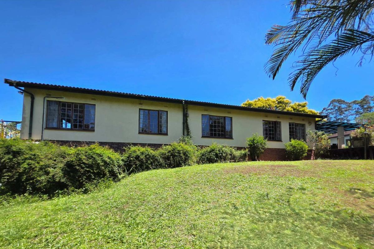 Spacious, Freestanding, and Full of Potential – See Inside! - Photo 5