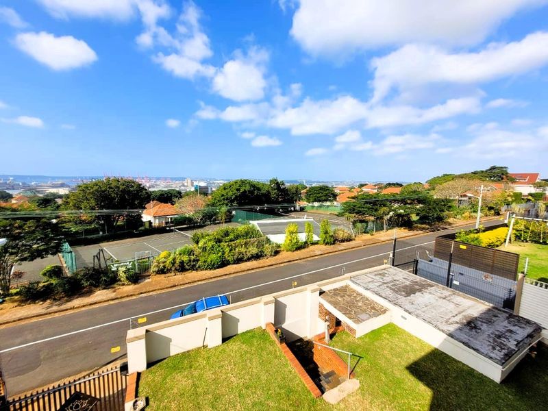 Double Volume Spacious Glenwood Home - Photo 3