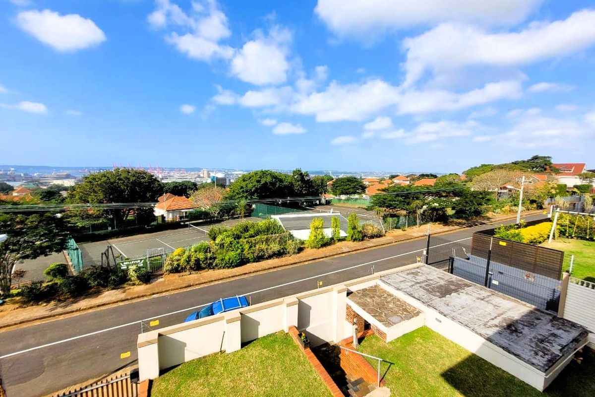 Double Volume Spacious Glenwood Home - Photo 3