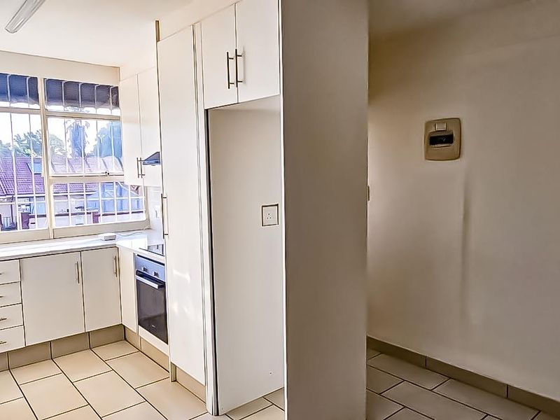 Charming 3-Bedroom Apartment in a Prime Location - Photo 4