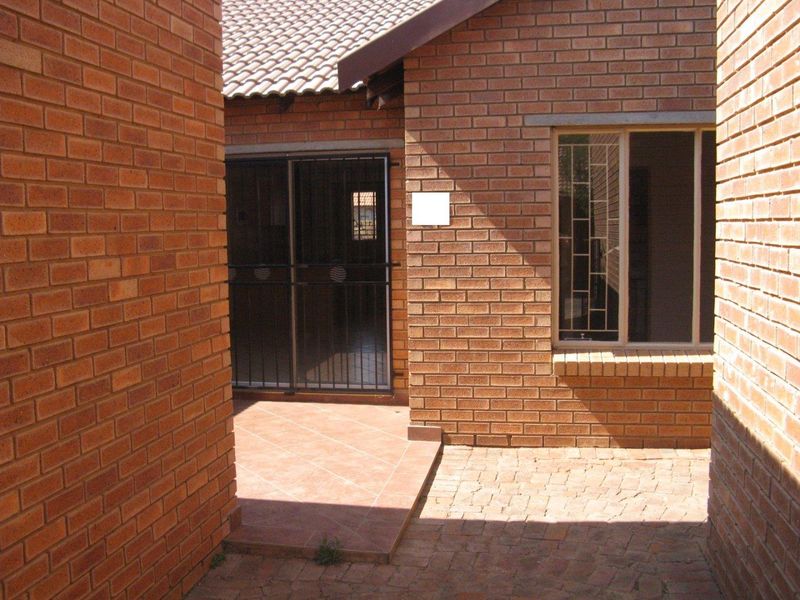 2 BEDROOM TOWNHOUSE TO RENT IN THERESA PARK - Photo 3