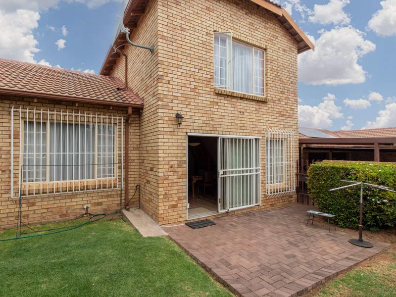 The perfect lock up and go for young proffesional in Honeydew Residential Estate, close to Christiaan de Wet and important amneities, Wilgeheuwel Hospital, Clea - Photo 6