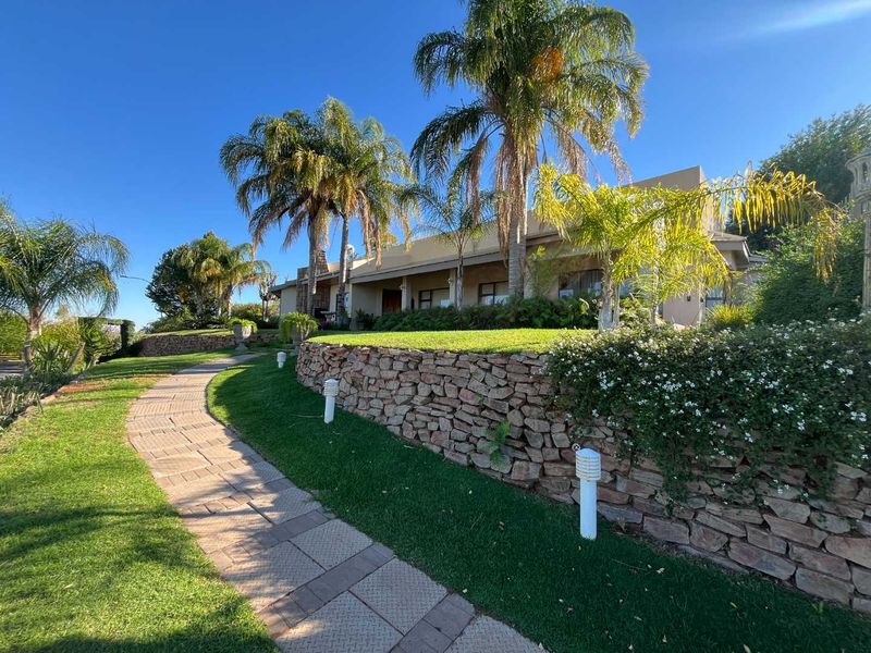 Impressive Family Home with Spectacular Views in a Prime Location - Photo 2