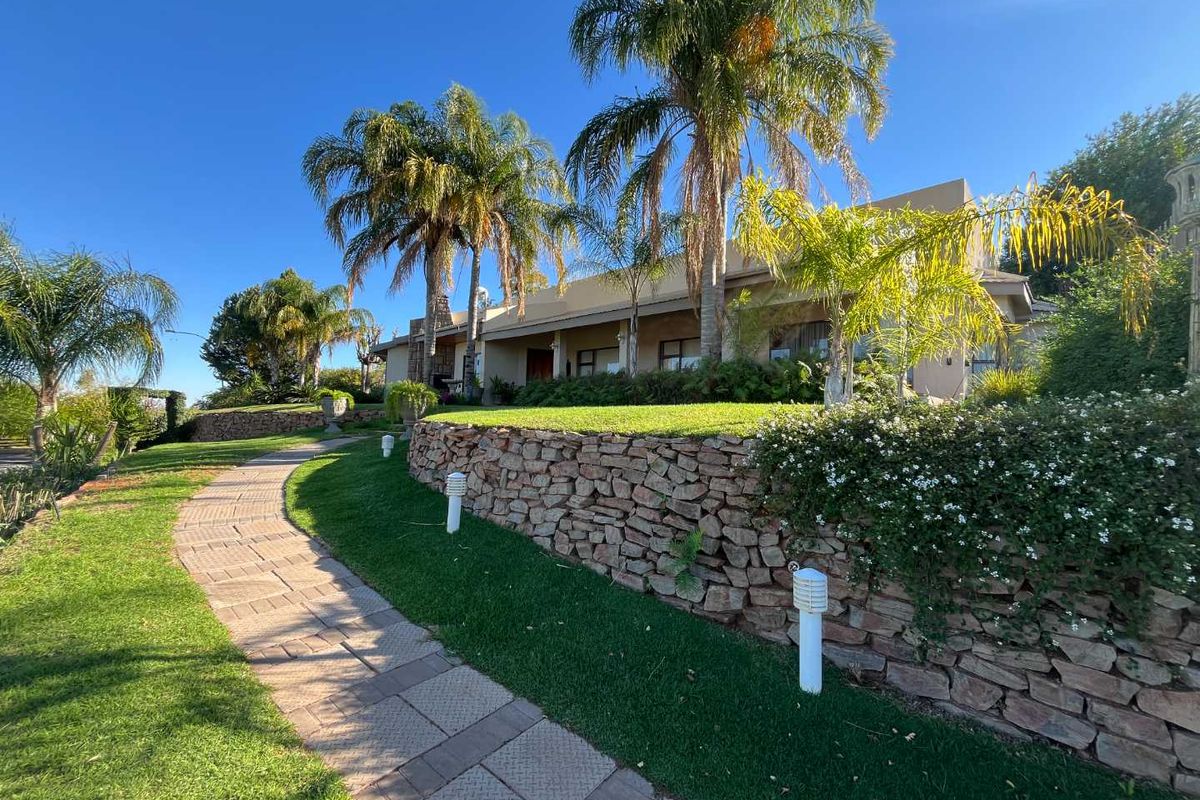 Impressive Family Home with Spectacular Views in a Prime Location - Photo 2