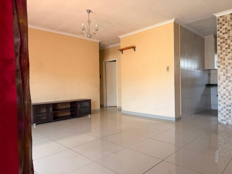 Comfort, Space & Convenience – Immaculate 2-Bedroom Townhouse with 3 Parking Bays in Sandton - Photo 5