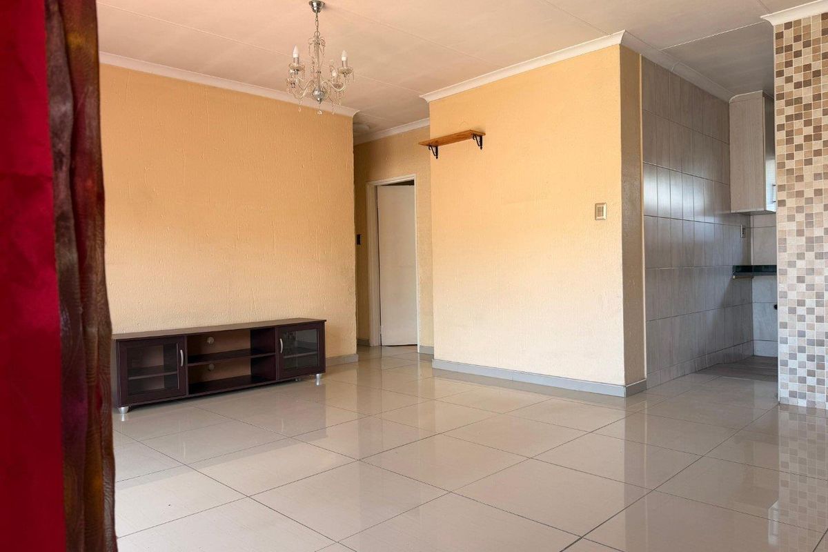 Comfort, Space & Convenience – Immaculate 2-Bedroom Townhouse with 3 Parking Bays in Sandton - Photo 5