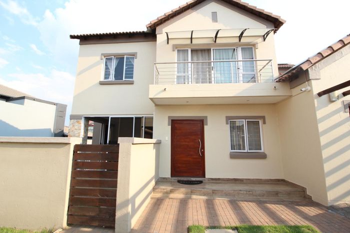 Property #2473305, Townhouse Rented in Blue Valley Golf Estate
