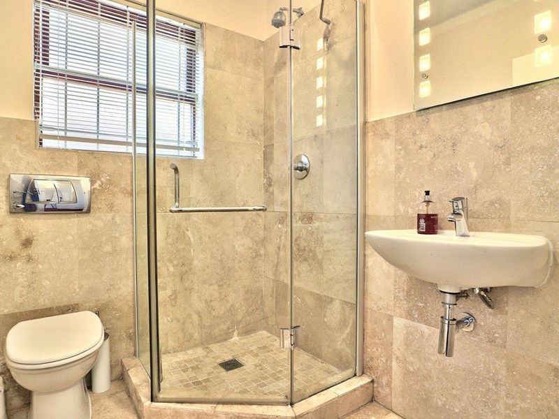 Higgovale Border - Beautiful Sunny Secure 2 Bed Apartment - Photo 7