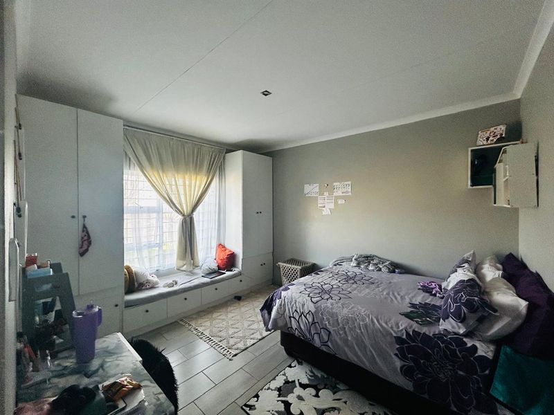 Spacious 4-Bed Home - Photo 9