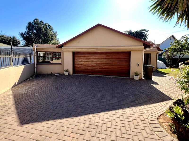 Elegant Solheim Home: 4 Beds, Pool, & Office Space! Lease July 2025 - Photo 3