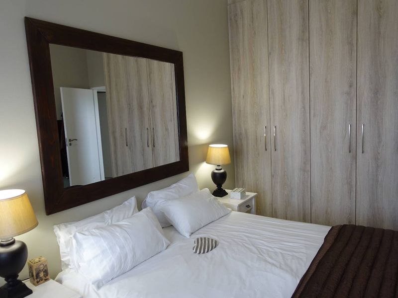 IMMACULATE MODERN DOUBLE-STORY TOWNHOUSE WITH SPACIOUS GARDEN - Photo 7