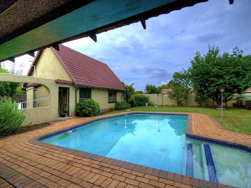 Outright bargain with cottage! - Photo 2