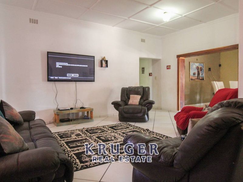 🌟 Spacious Family Home with Private Flat – Prime Location, Outjo! 🌟 - Photo 6