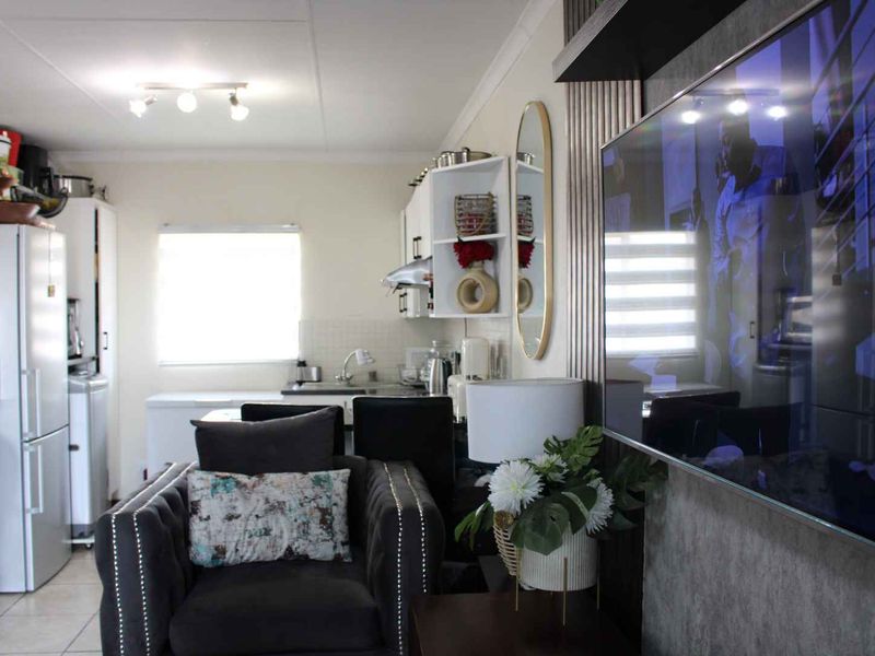 Modern Kitchen & Cozy Lounge in a 2-Bed Delight! - Photo 6