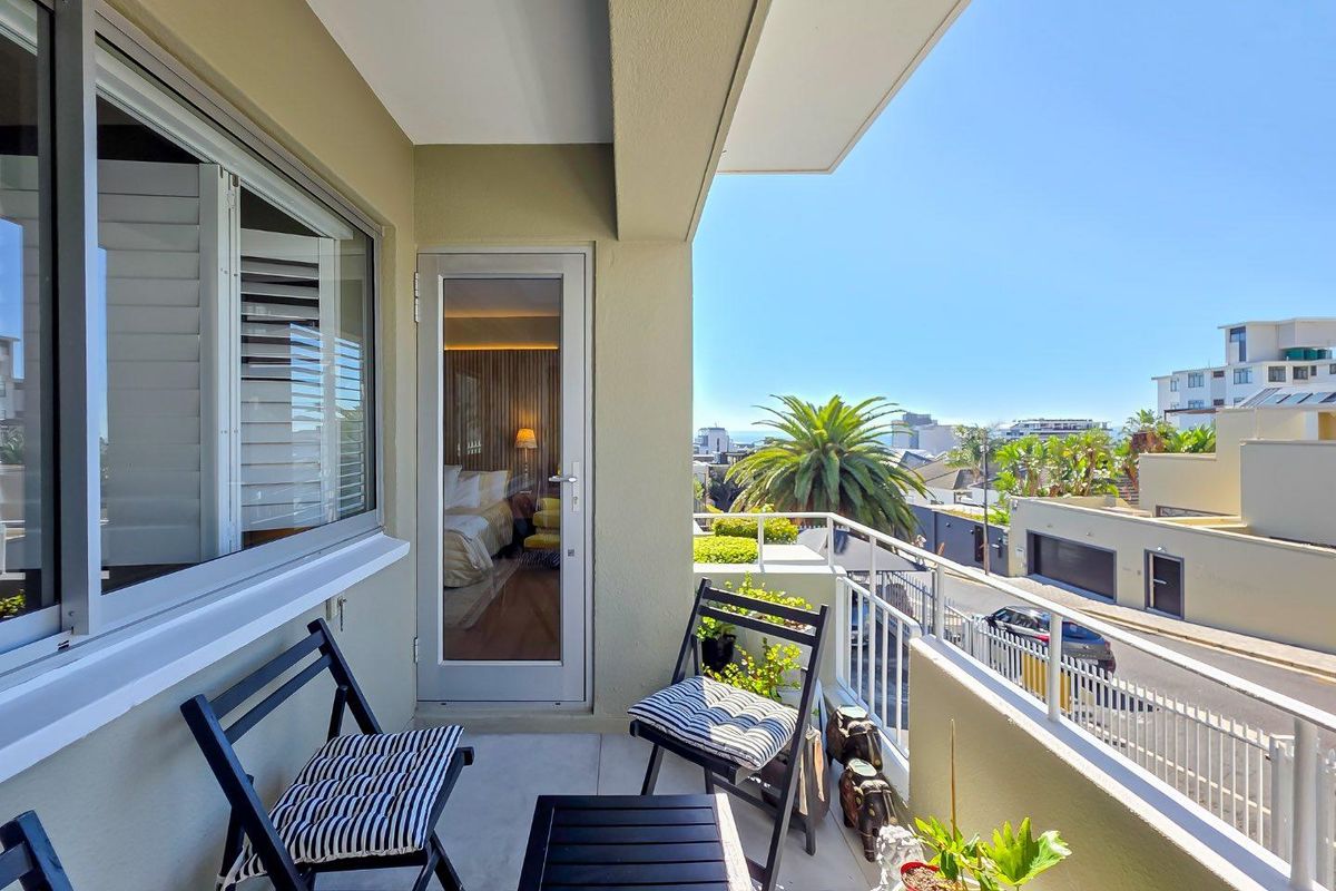 Chic Newly Renovated Two Bedroom  Apartment - Photo 2