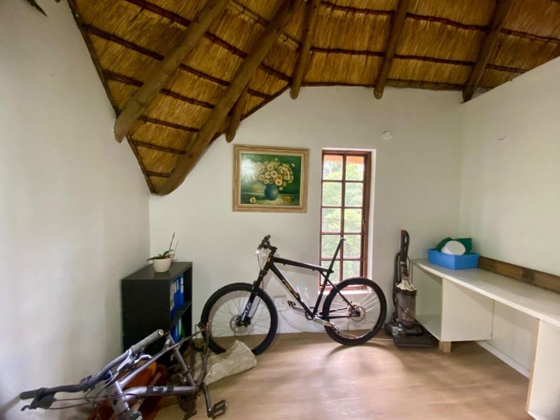 CHARMING THATCH HOME WITH LOFT & PET-FRIENDLY GARDEN! - Photo 10