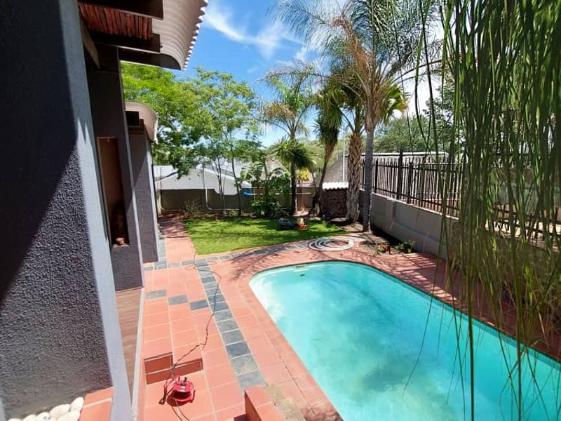 EROSPARK - SPACIOUS FAMILY HOME ON A LARGE ERF - Photo 2