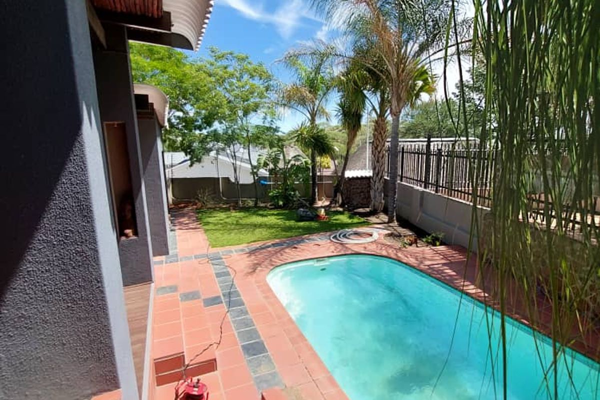 EROSPARK - SPACIOUS FAMILY HOME ON A LARGE ERF - Photo 2