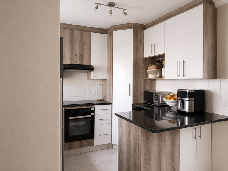 Spacious 3-Bed Home with Private Garden & 24-Hour Security - Photo 3