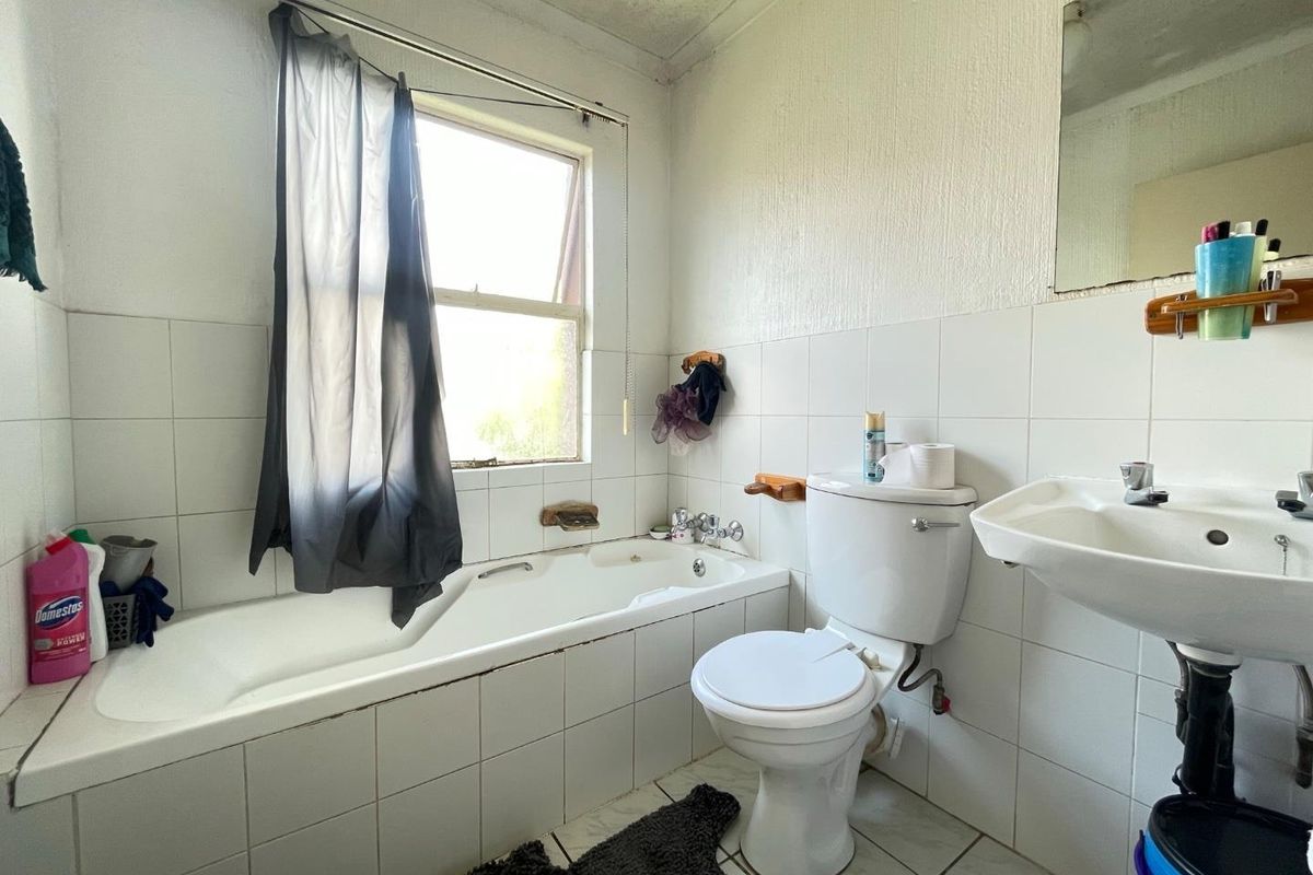 1st / Top Floor Bargain Needing TLC - Photo 4