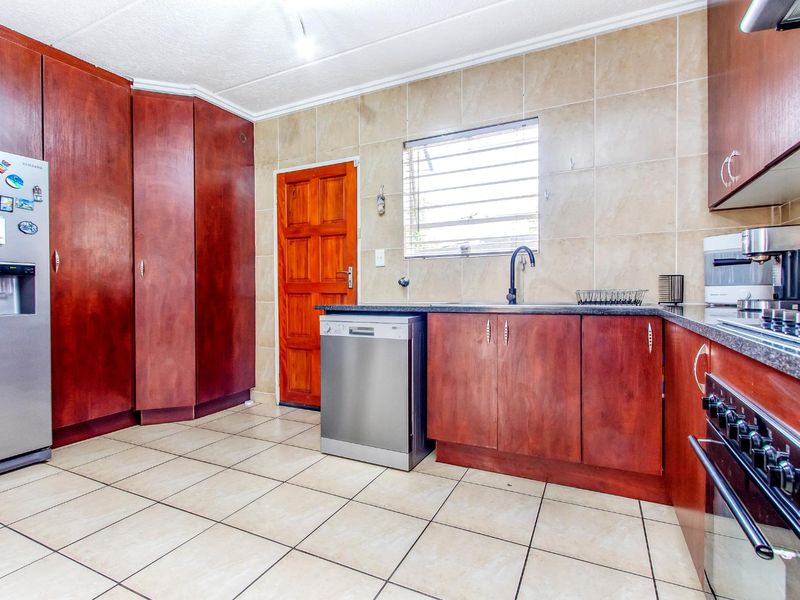 Stunning Duplex Townhouse with Water and Power Backup in Wilgeheuwel! - Photo 7