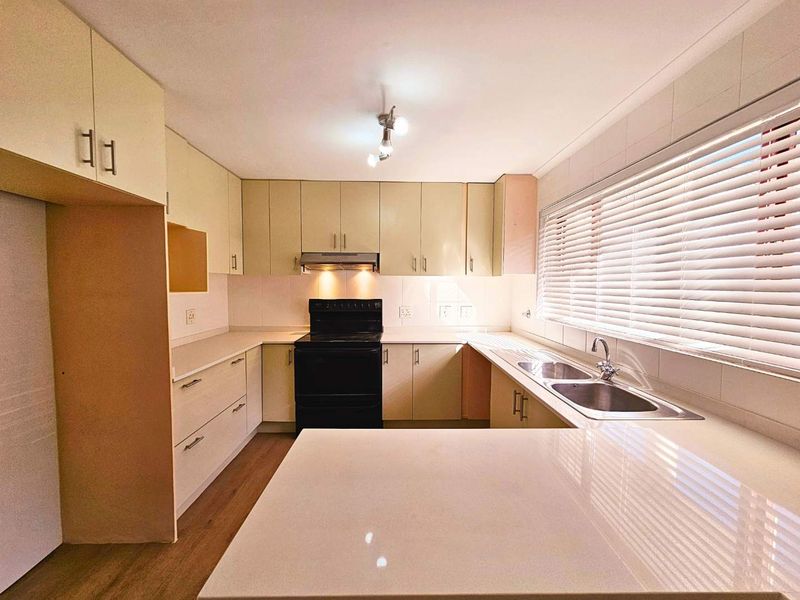 Elegant Family Home with Sweeping Sea Views in Sought-After Fish Hoek - Photo 3