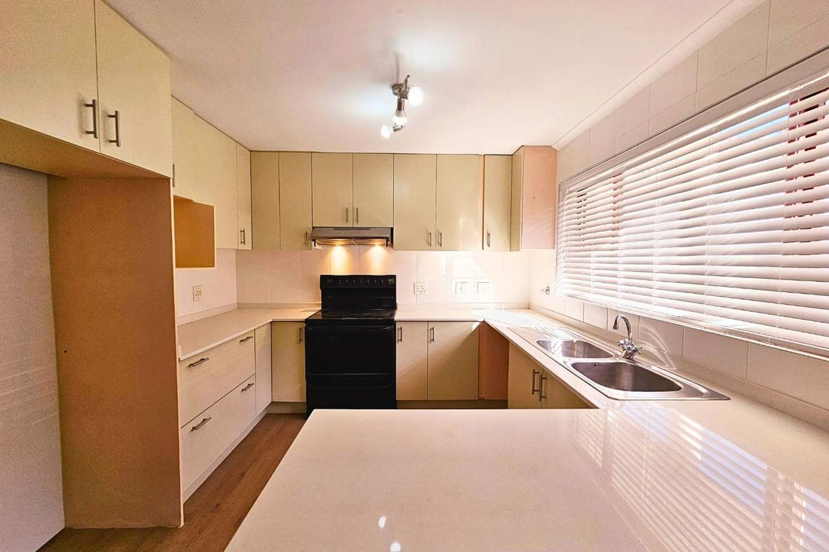 Elegant Family Home with Sweeping Sea Views in Sought-After Fish Hoek - Photo 3