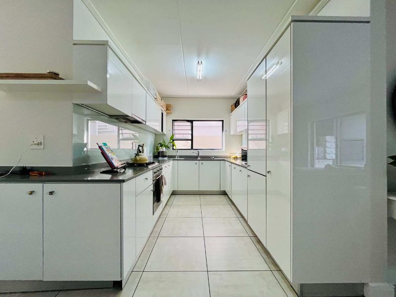 Modern 3 bedroom ground floor apartment for sale at The Polofields, Waterfalll - Photo 5