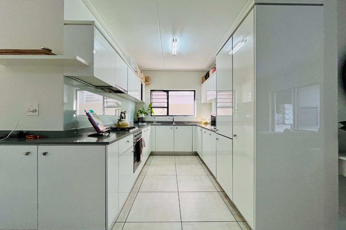 Modern 3 bedroom ground floor apartment for sale at The Polofields, Waterfalll - Photo 5