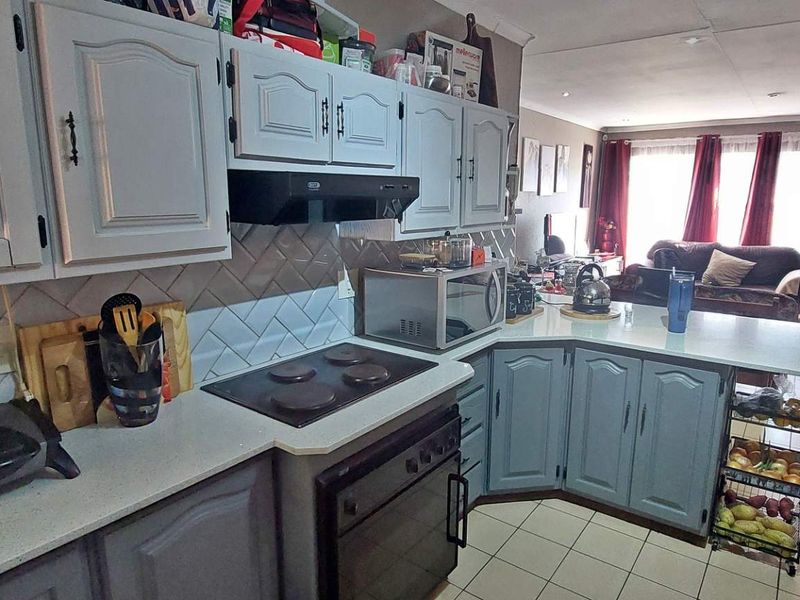 Modern Pet-Friendly 2-Bedroom Townhouse for sale - Photo 7
