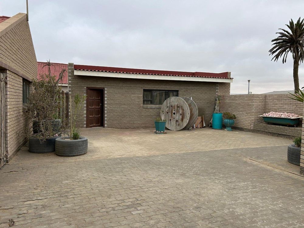 Enclosed court yard at the front door