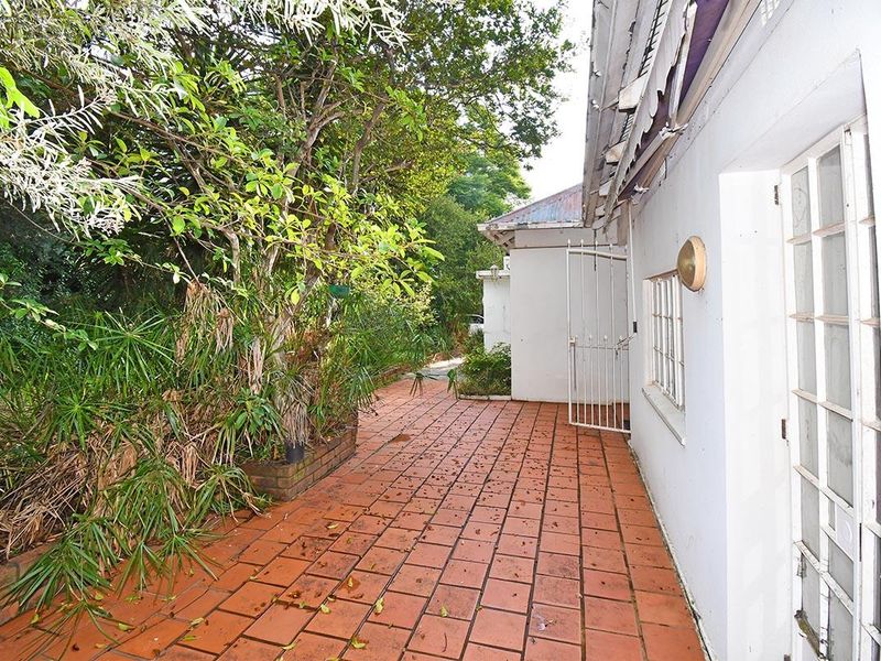 Spacious Home with Cottage, Laundry and Lush Greenery - Photo 6
