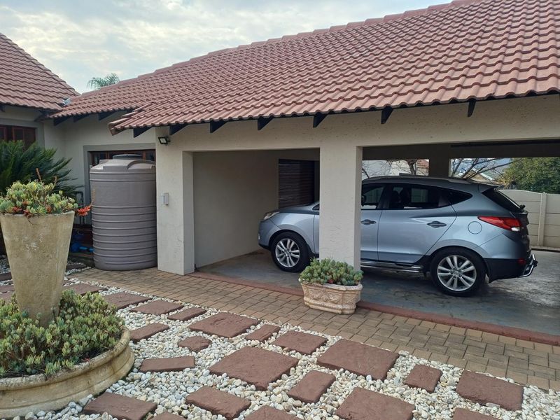 Beautiful Family Home with Solar Power, Pool & Entertainer’s Dream! - Photo 4