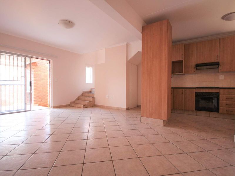 2 Bedroom / 2.5 Bathroom / 1 Garage – Load-Shedding Free Area! - Photo 4