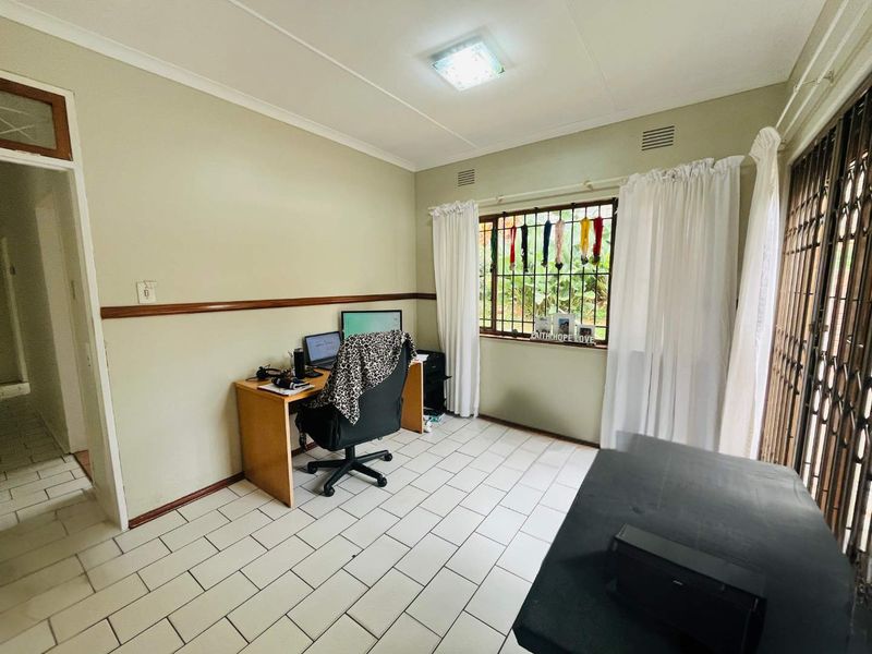 Hendra - 3-Bedroom Home with Flatlet, Double Garage and Pool in Sought-After Upper Glen Hills - Photo 6