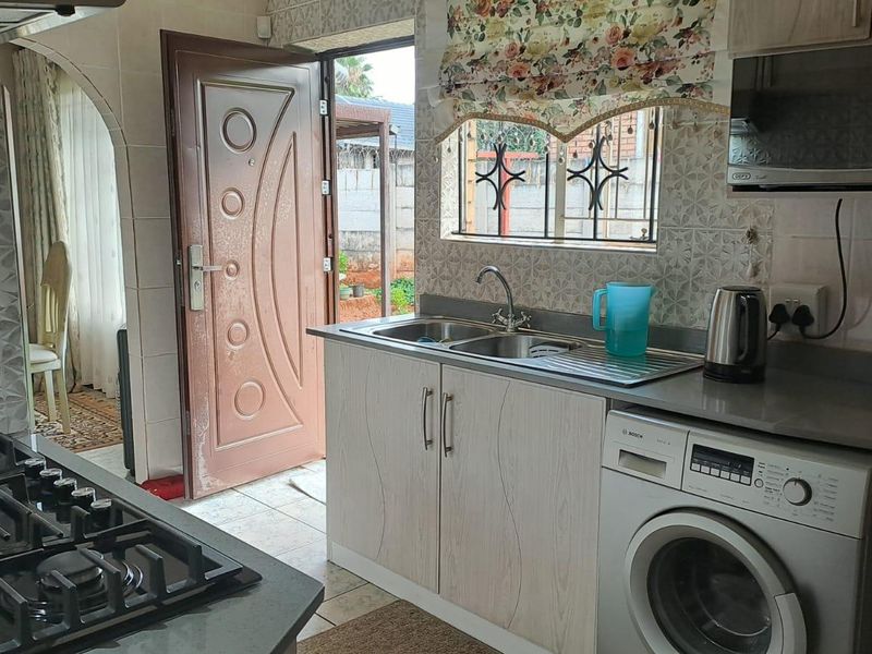 Charming and well maintained family home nestled in a peaceful neighborhood in Clarina - Photo 2