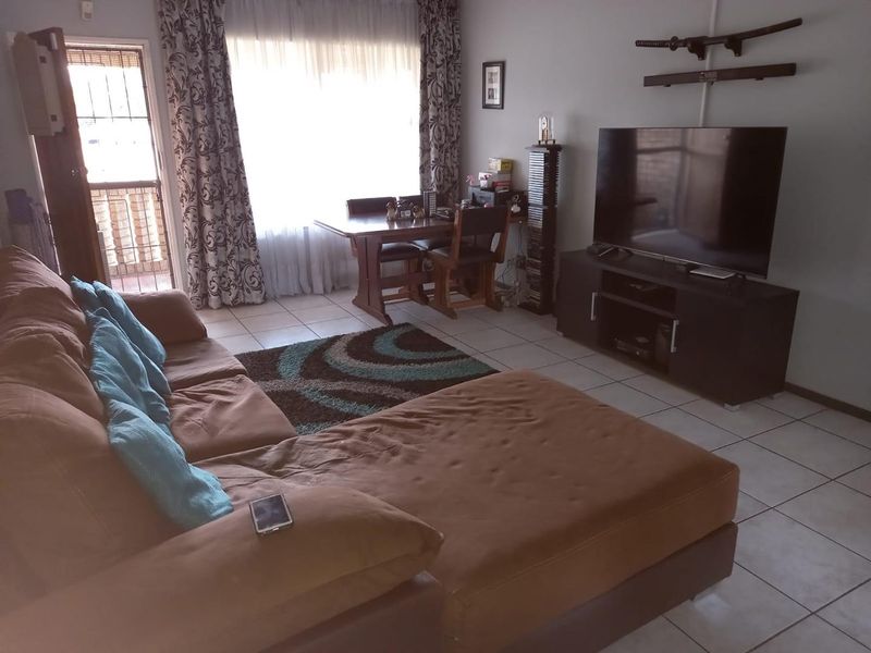 Spacious 3 Bedroom 2 Bathroom - Photo 2