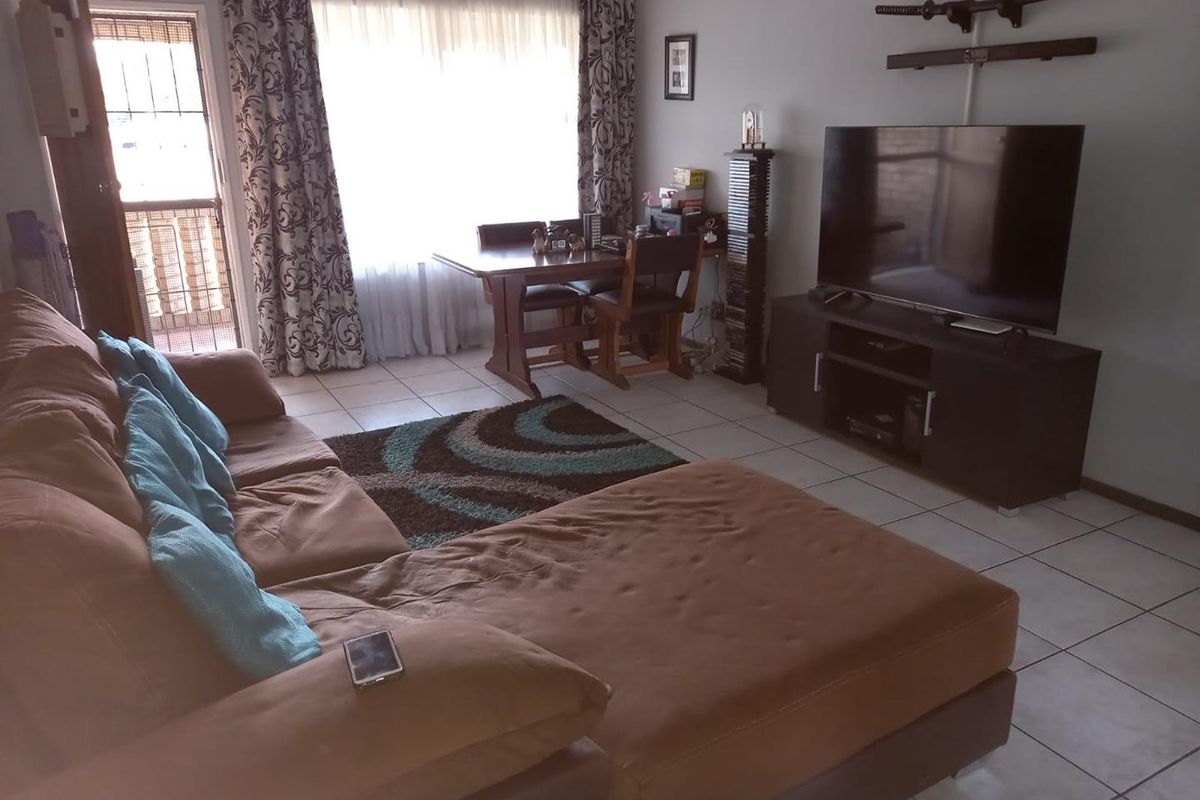 Spacious 3 Bedroom 2 Bathroom - Photo 2