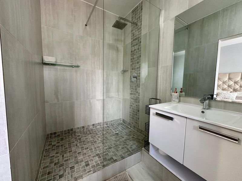 A MODERN ONE BEDROOM FURNISHED APARTMENT - Photo 5