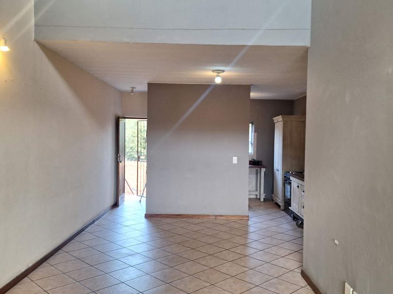 Beautiful 3 Bedroom Townhouse With Loft - Photo 9