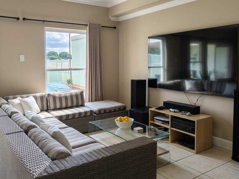 Investor’s Dream: 3-Bed, 2-Bath Duplex on Golf Estate - Photo 4