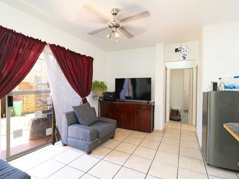 Neat Ground Floor Unit with Private Garden - Photo 6