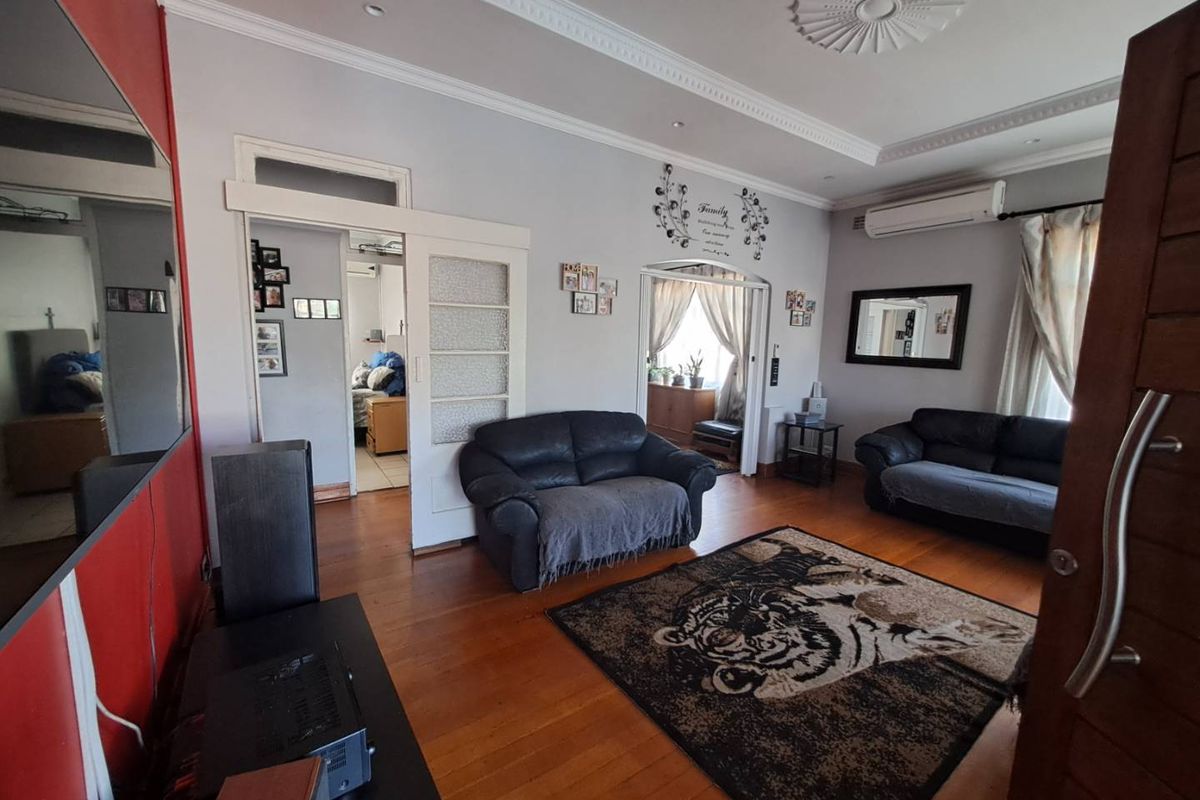 Stunning Family Home in the Heart of Bellair - Photo 4