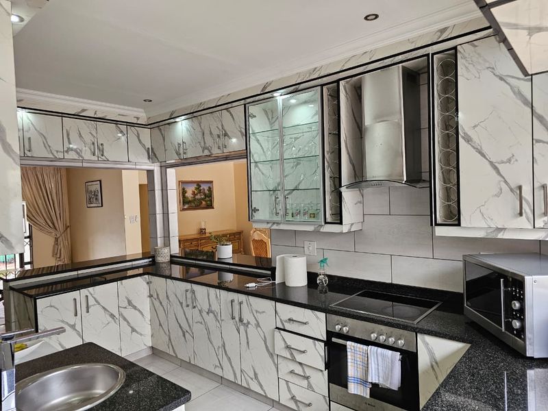 Step into this spacious and vibrant 4-bedroom home, where comfort, convenience, and modern living come together effortlessly - Photo 3