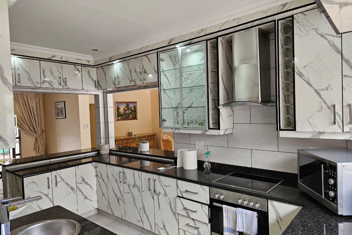 Step into this spacious and vibrant 4-bedroom home, where comfort, convenience, and modern living come together effortlessly - Photo 3