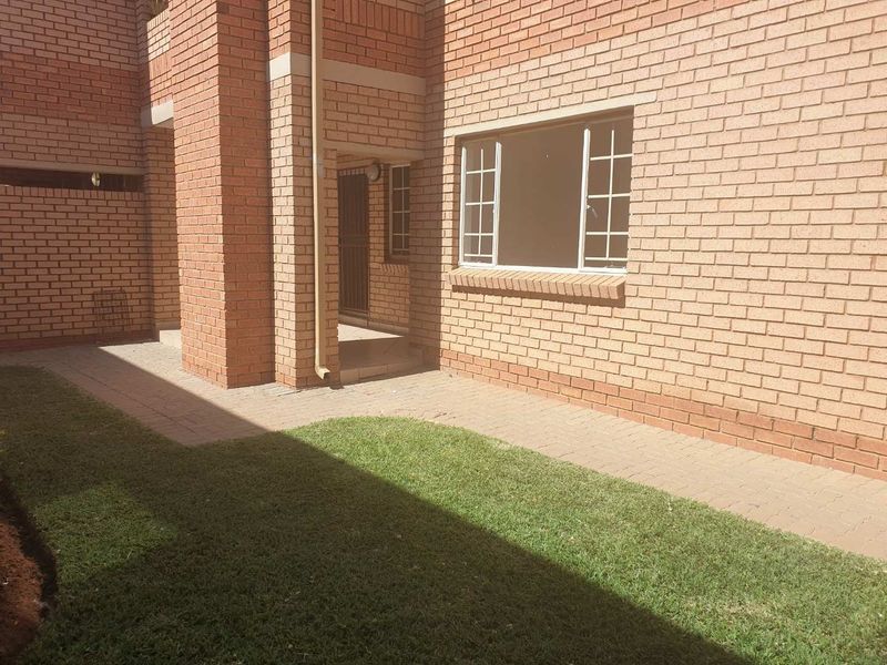 Load-Shedding Free Area - Ground Floor Unit! - Photo 2